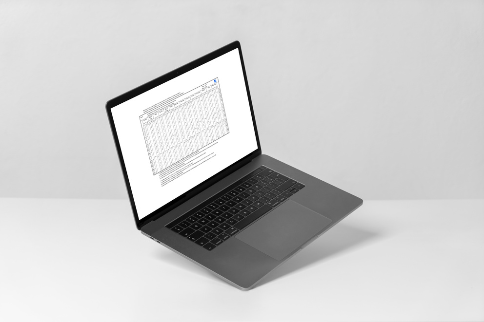 Een zwevende laptop op een grijze achtergrond met daarop een voorbeeld van een KMI weerverlettabel